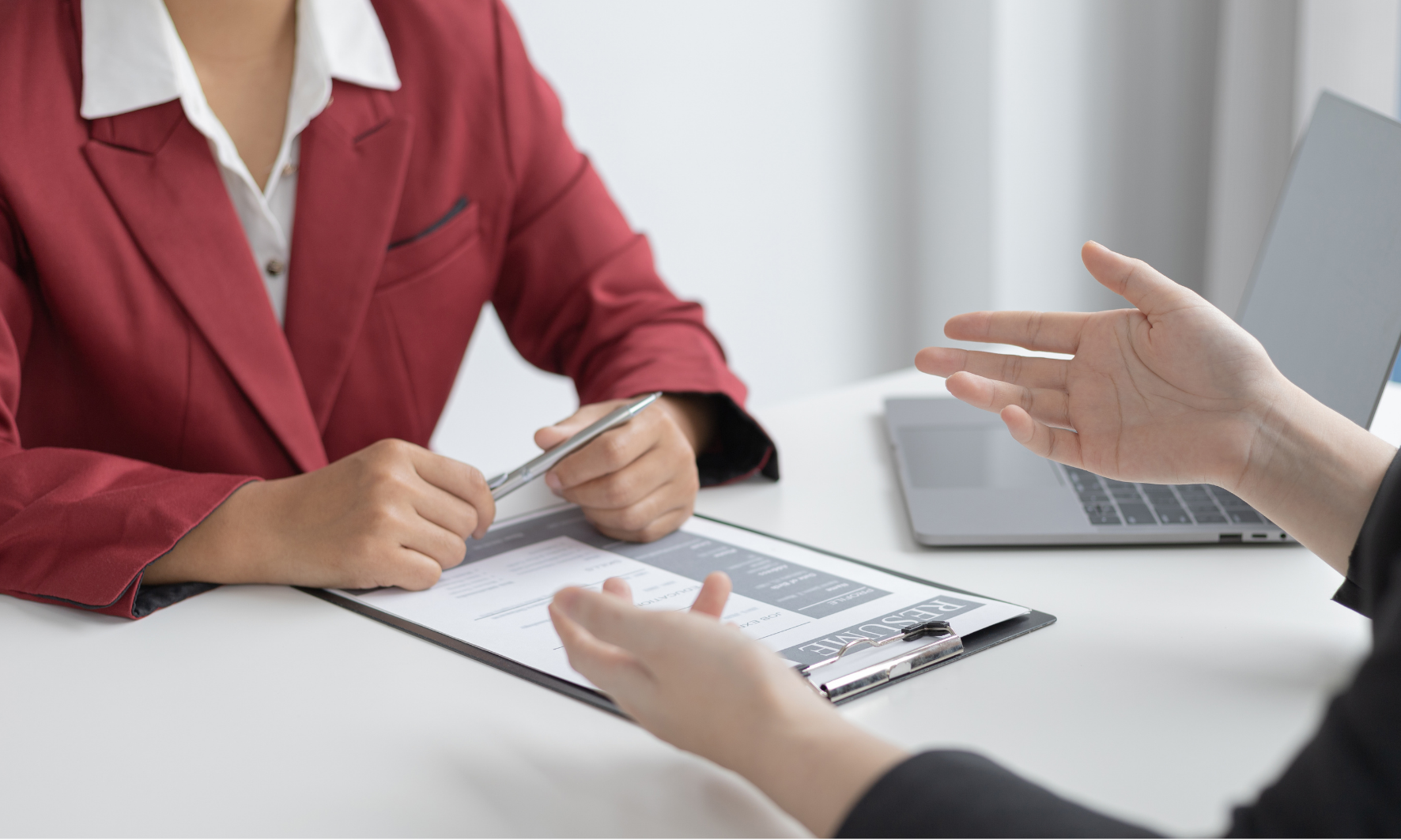 Dieses Bild zeigt einen Computer-Arbeitsplatz, mit 2 PCs und Unterlagen