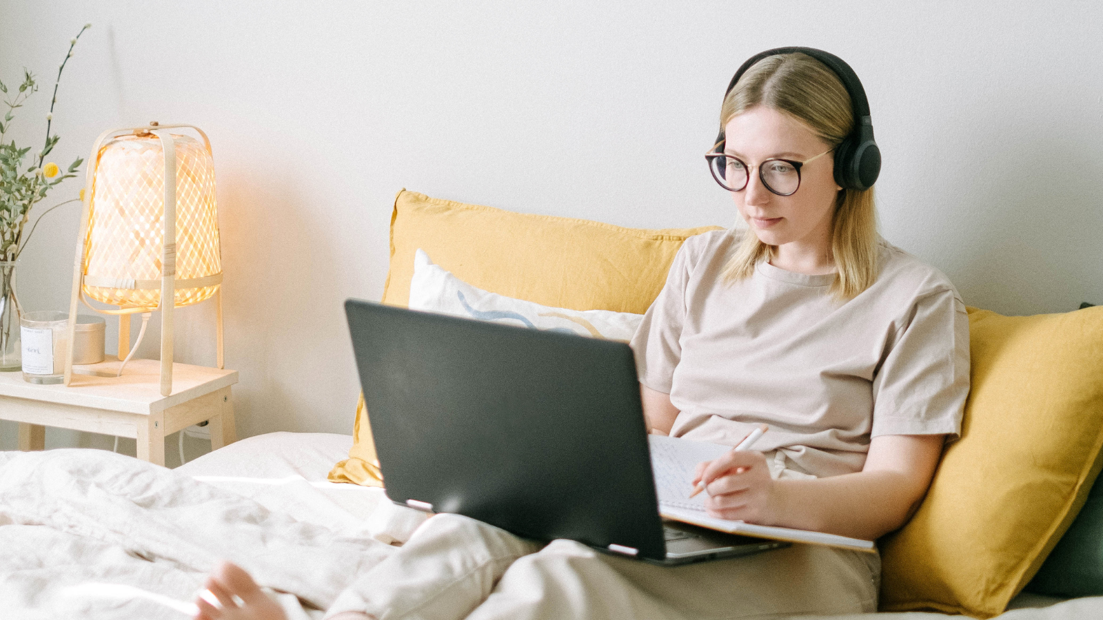 Webinar Teilnehmerin am Laptop